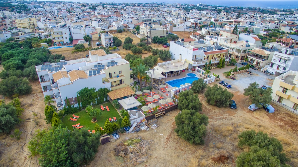 Bella Elena — Swimming pool in Malia