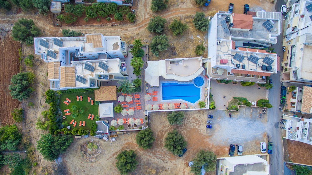 Bella Elena — Swimming pool in Malia