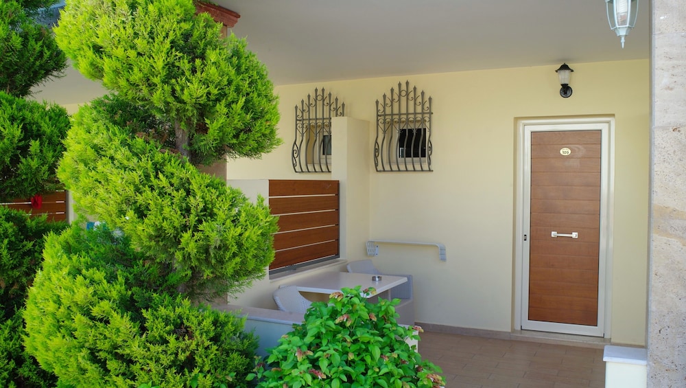 Bella Elena — Hotel building in Malia