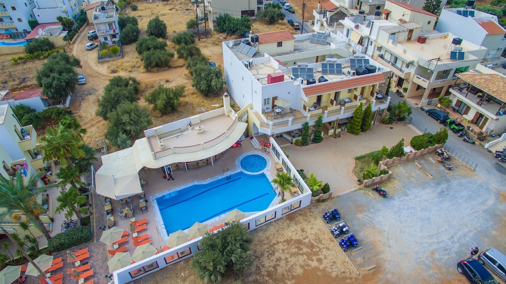 Bella Elena — Swimming pool in Malia