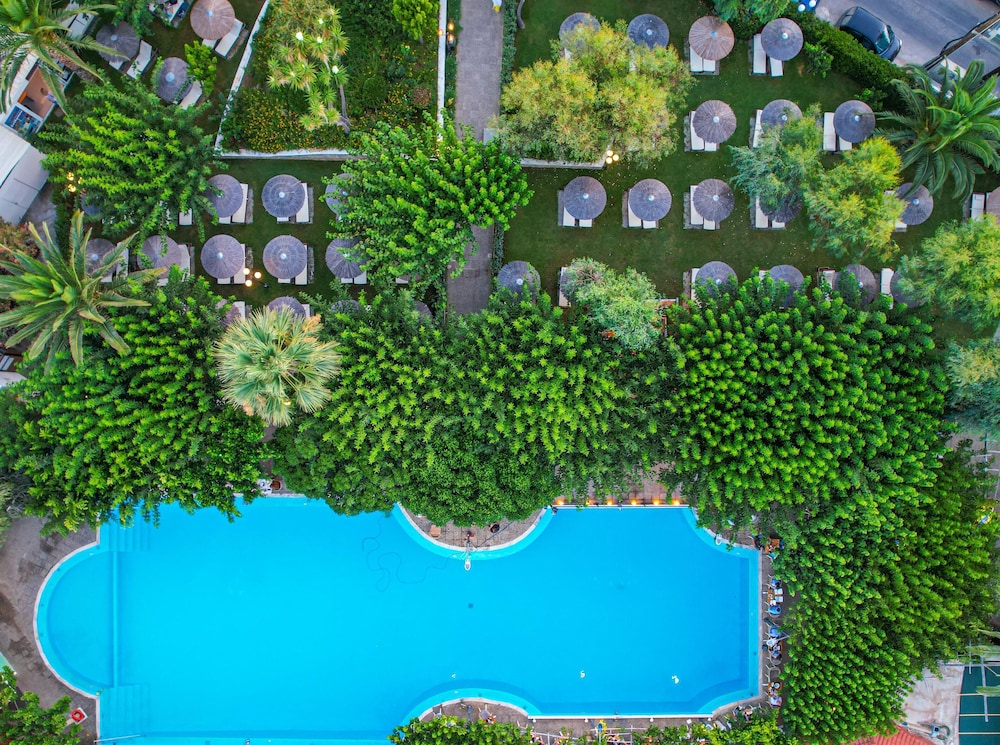 Corissia Princess Hotel — Swimming pool in Georgioupolis