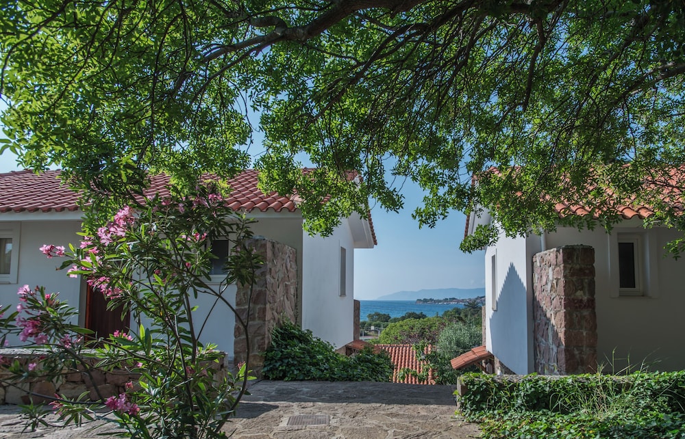 Hotel Delfinia — Hotel building in Lesvos Island