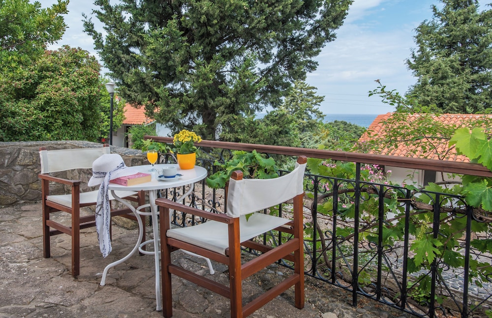 Hotel Delfinia — Hotel building in Lesvos Island