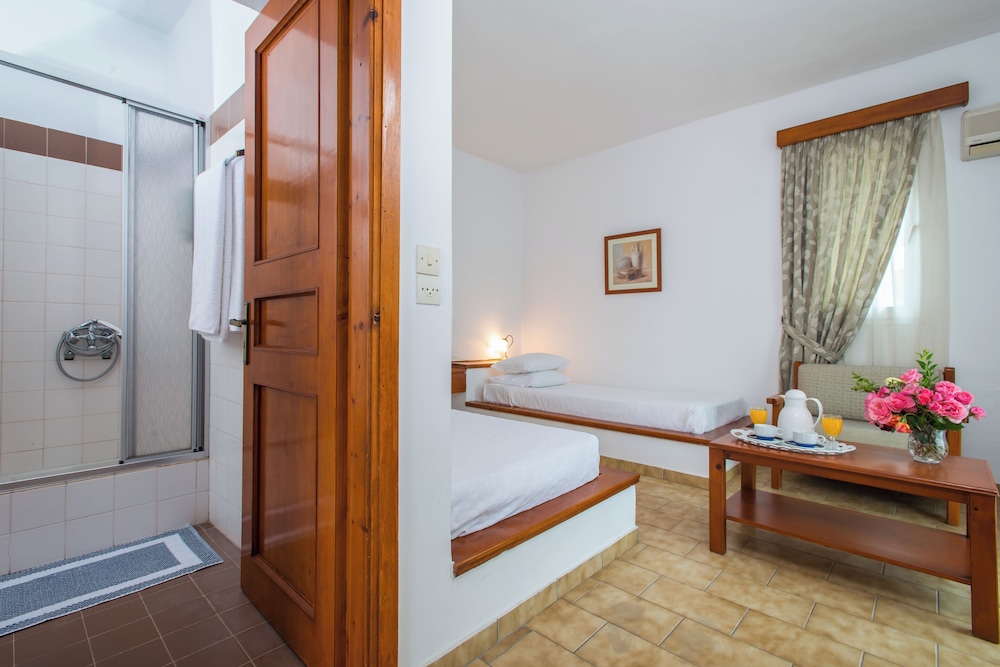 Hotel Delfinia — Hotel rooms in Lesvos Island