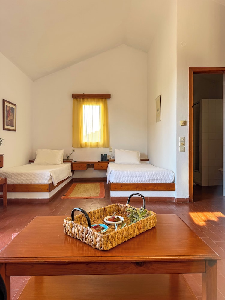 Hotel Delfinia — Hotel rooms in Lesvos Island