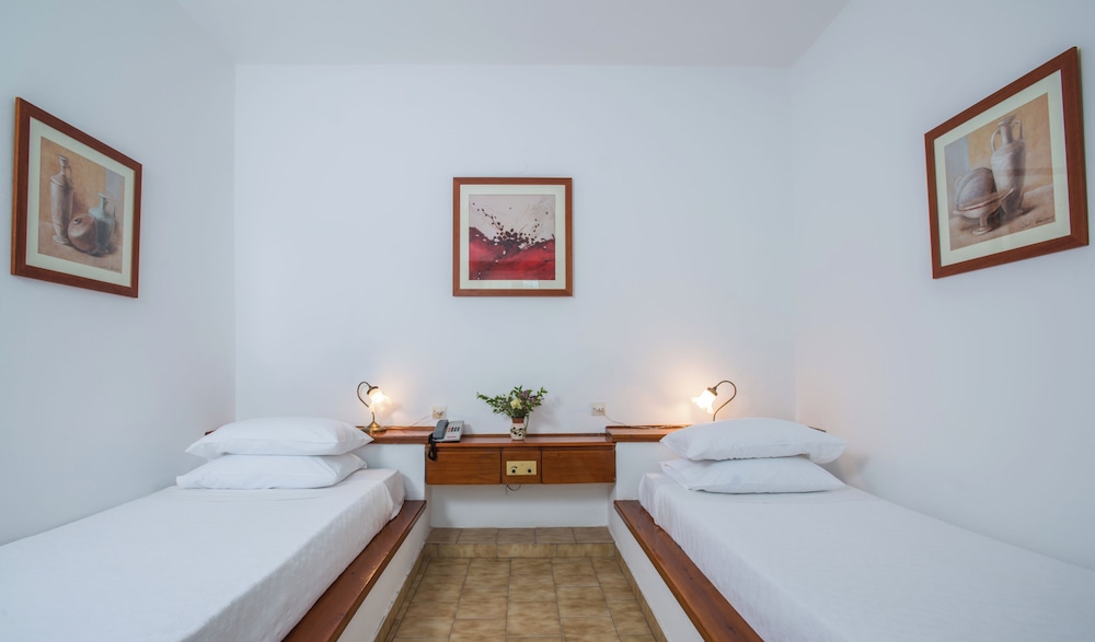 Hotel Delfinia — Hotel rooms in Lesvos Island