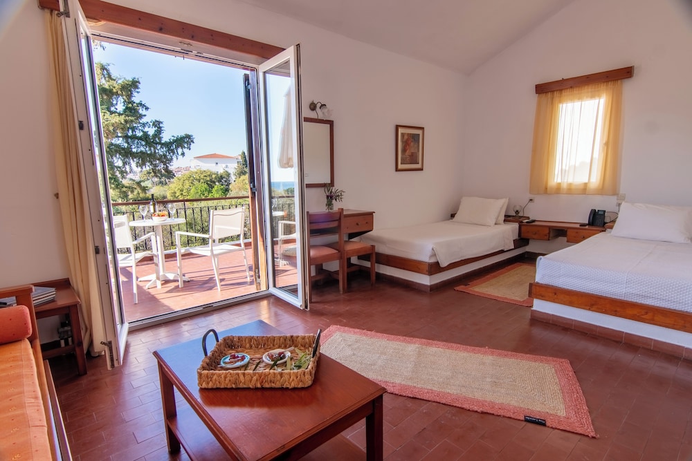 Hotel Delfinia — Hotel rooms in Lesvos Island