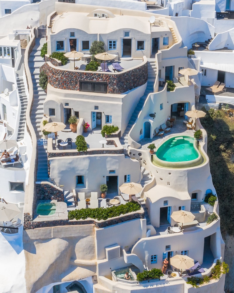 Pezoules of Oia — Hotel building in Oia, South Aegean