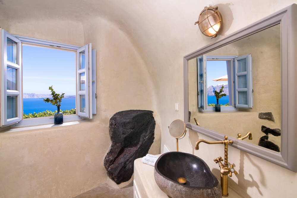 Pezoules of Oia — Hotel rooms in Oia, South Aegean