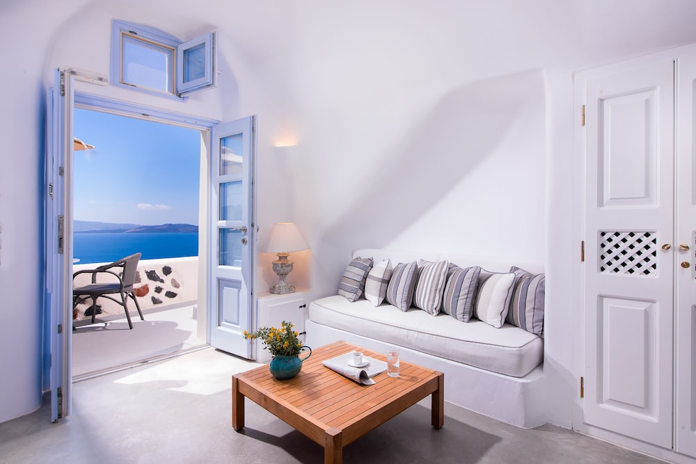 Pezoules of Oia — Hotel rooms in Oia, South Aegean