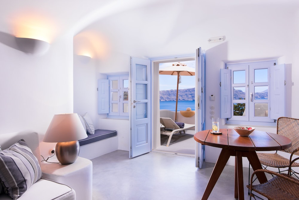 Pezoules of Oia — Hotel rooms in Oia, South Aegean