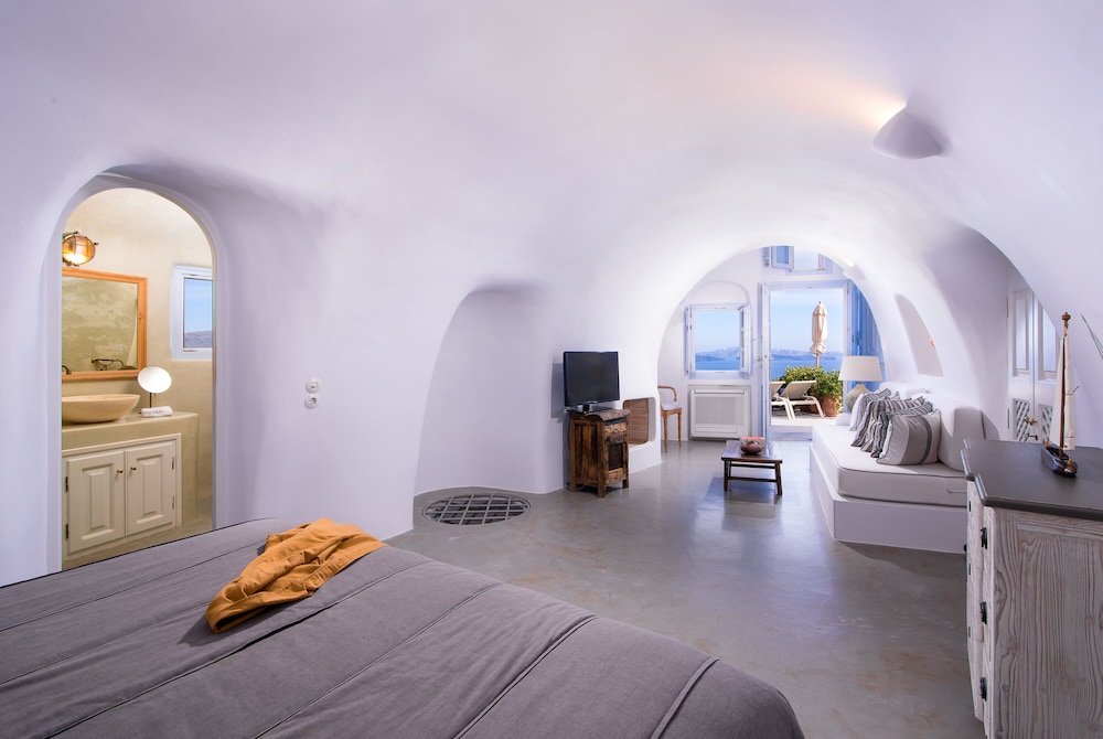 Pezoules of Oia — Hotel rooms in Oia, South Aegean