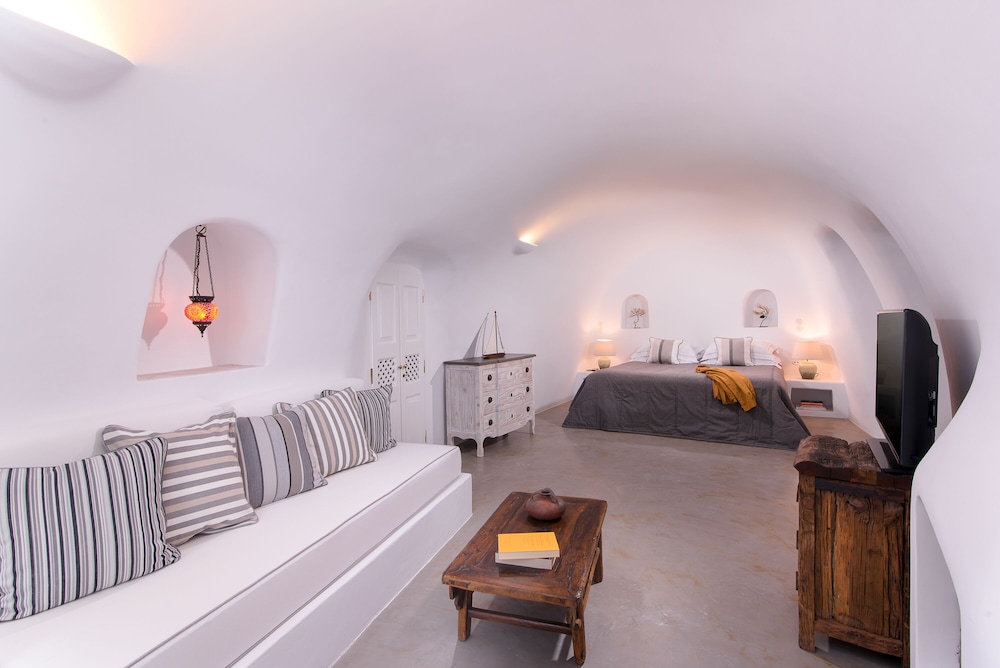 Pezoules of Oia — Hotel rooms in Oia, South Aegean