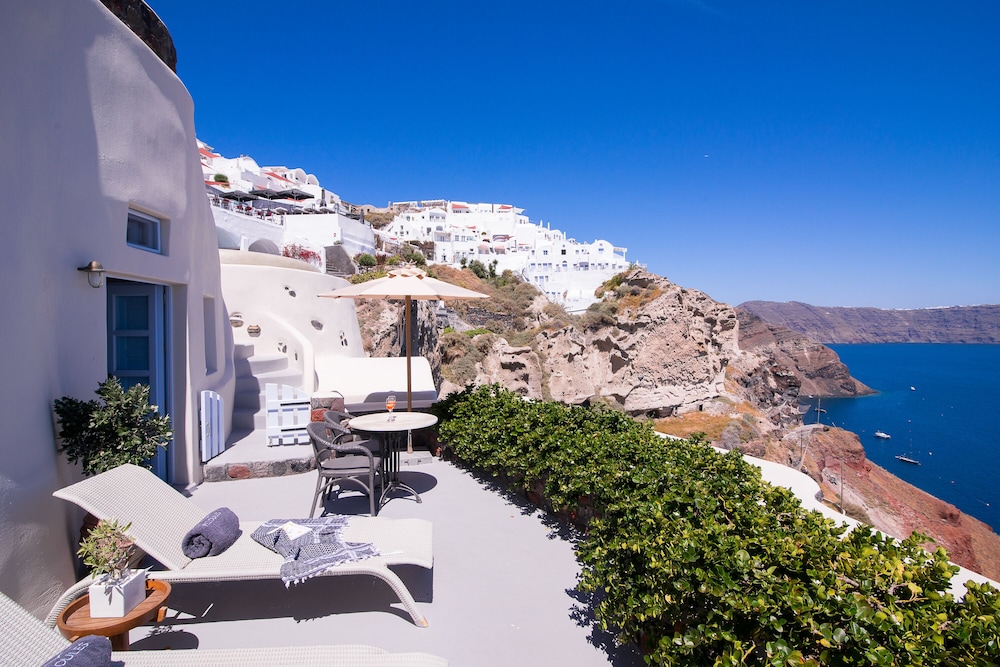 Pezoules of Oia — Hotel building in Oia, South Aegean