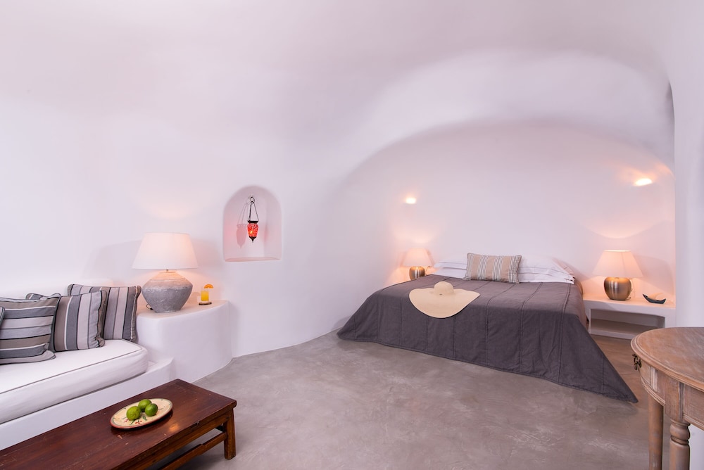 Pezoules of Oia — Hotel rooms in Oia, South Aegean