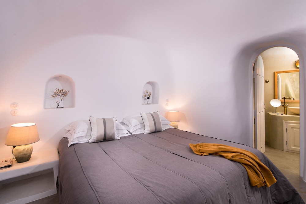 Pezoules of Oia — Hotel rooms in Oia, South Aegean