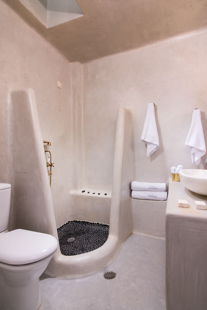 Pezoules of Oia — Hotel rooms in Oia, South Aegean