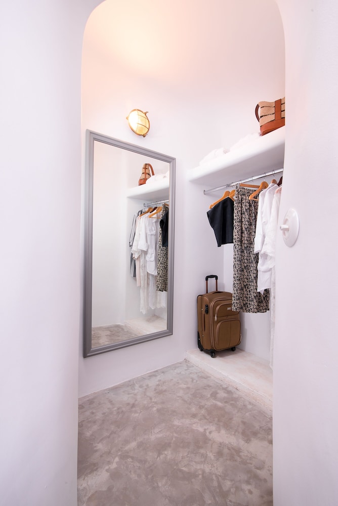Pezoules of Oia — Hotel rooms in Oia, South Aegean