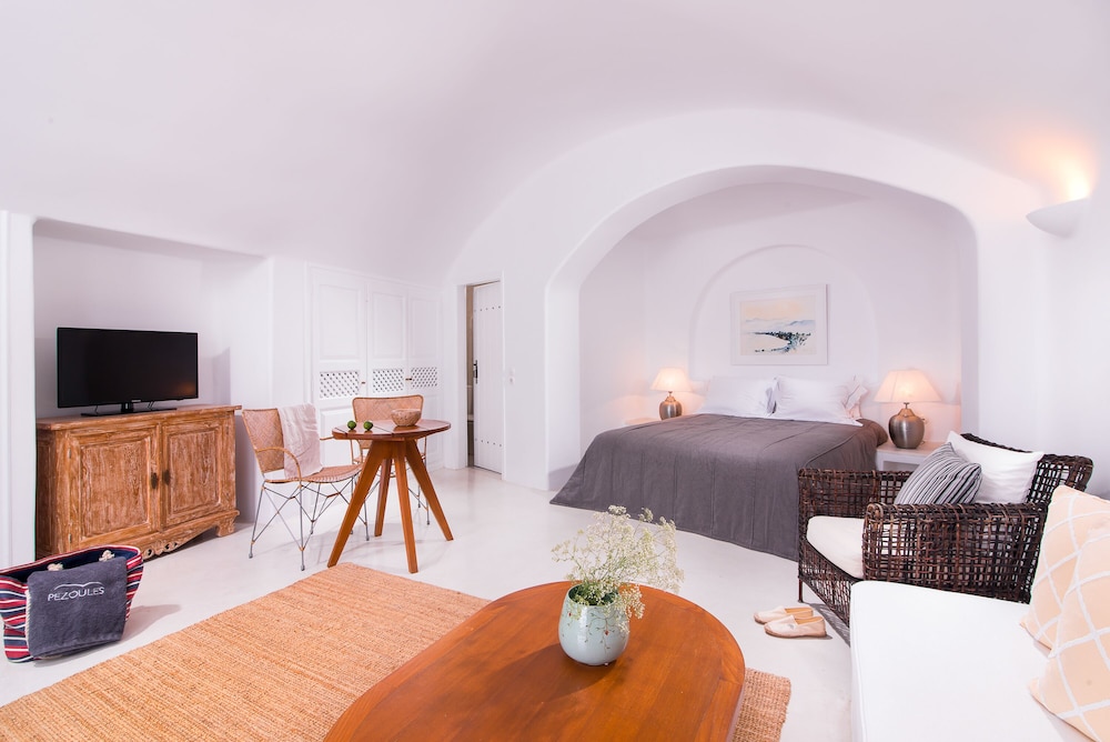 Pezoules of Oia — Hotel rooms in Oia, South Aegean