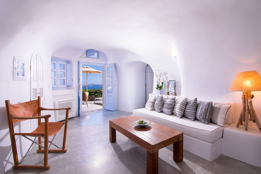 Pezoules of Oia — Hotel rooms in Oia, South Aegean