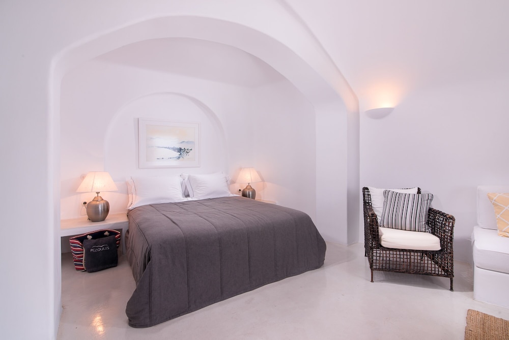 Pezoules of Oia — Hotel rooms in Oia, South Aegean