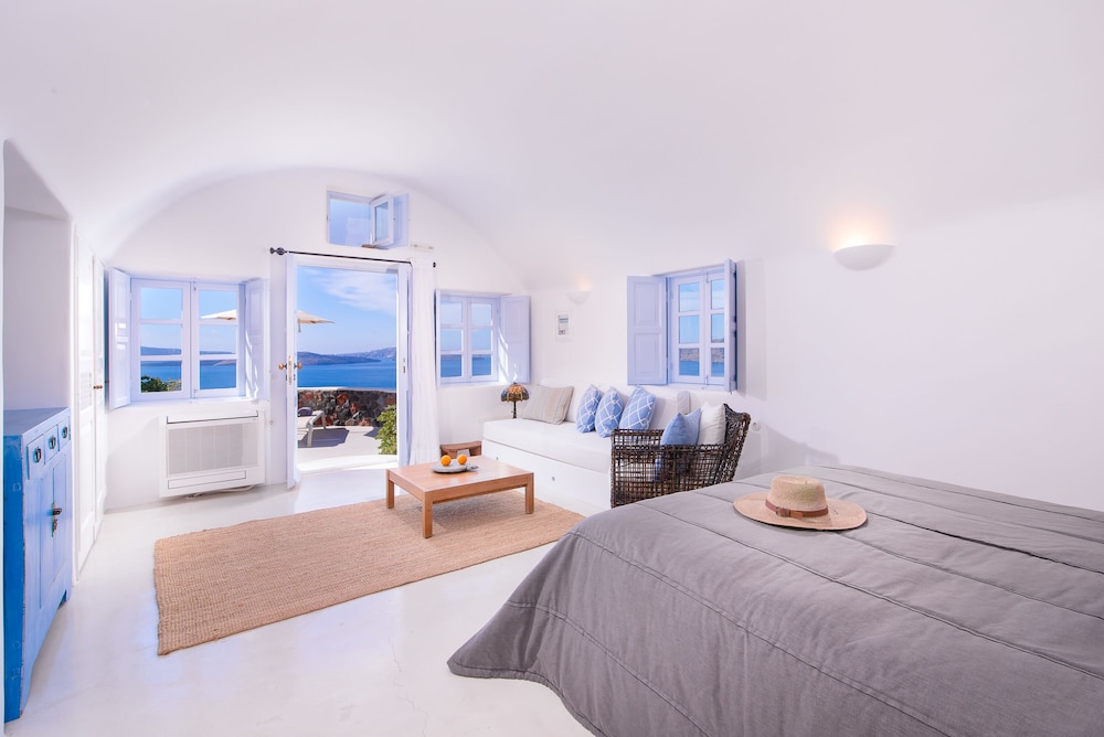 Pezoules of Oia — Hotel rooms in Oia, South Aegean
