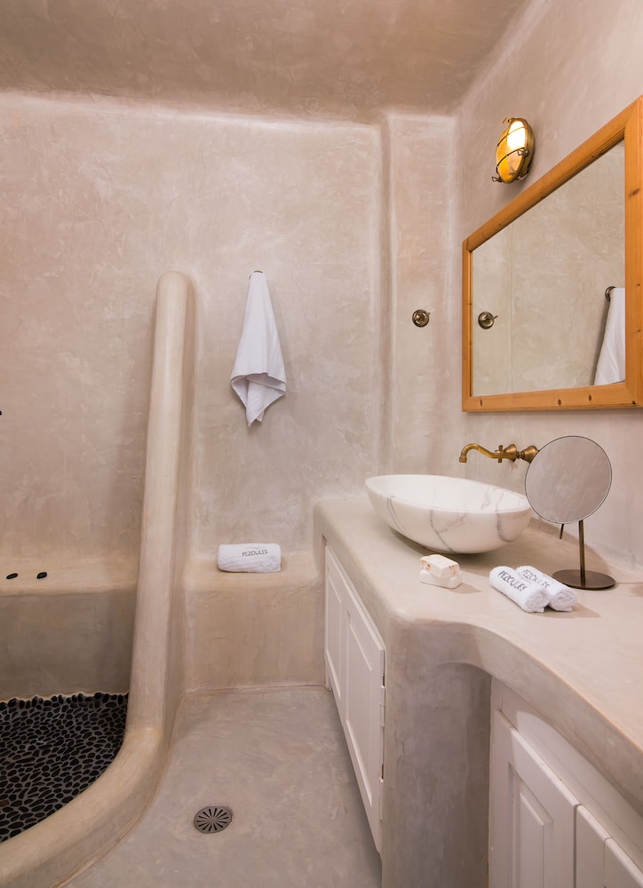 Pezoules of Oia — Hotel rooms in Oia, South Aegean