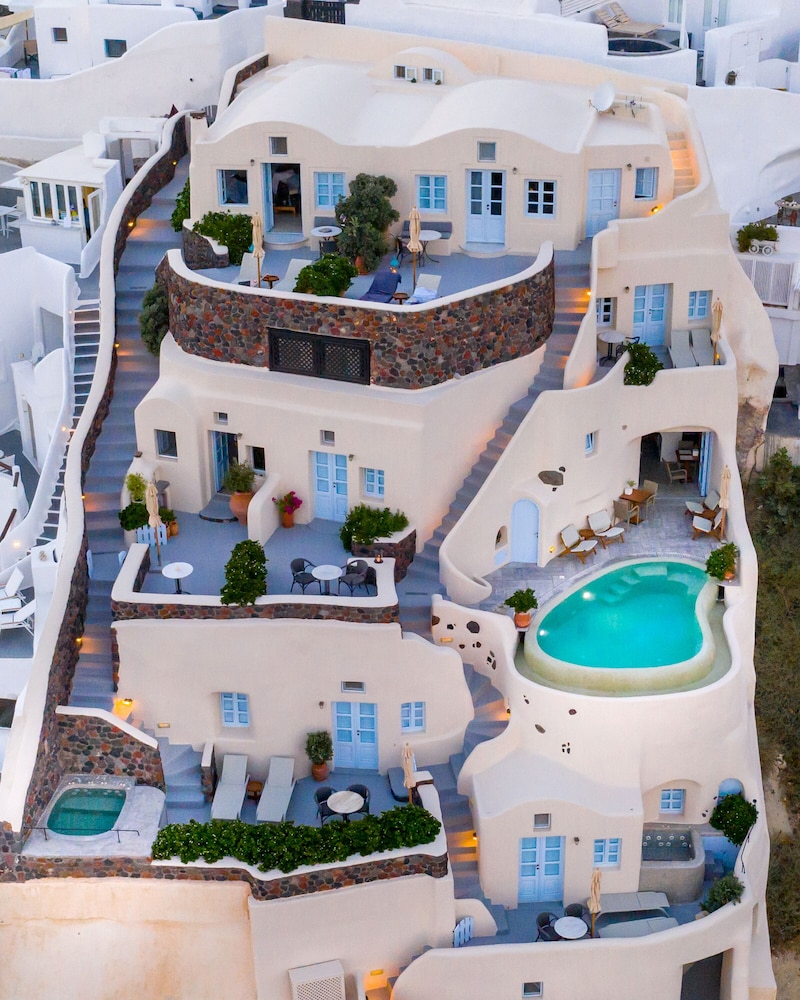 Pezoules of Oia — Hotel building in Oia, South Aegean