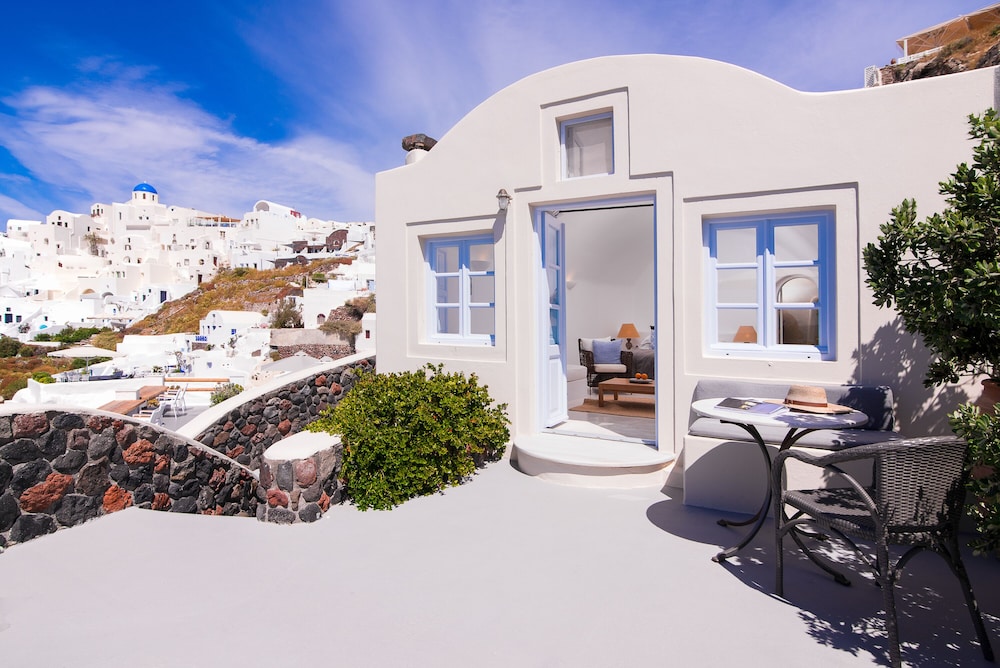 Pezoules of Oia — Hotel building in Oia, South Aegean