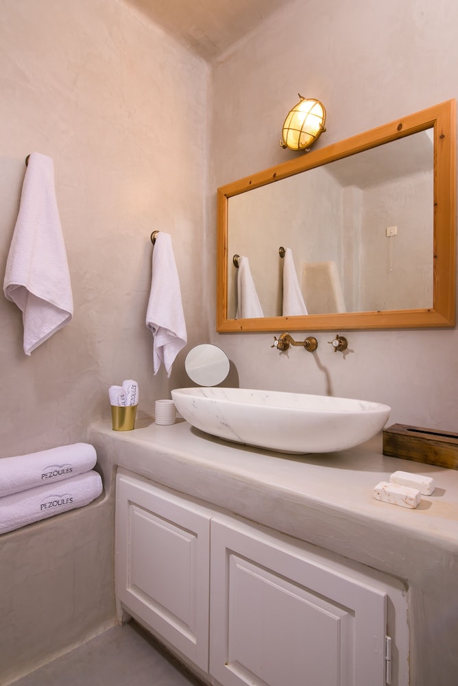 Pezoules of Oia — Hotel rooms in Oia, South Aegean