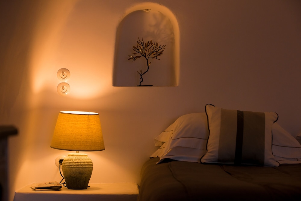 Pezoules of Oia — Hotel rooms in Oia, South Aegean