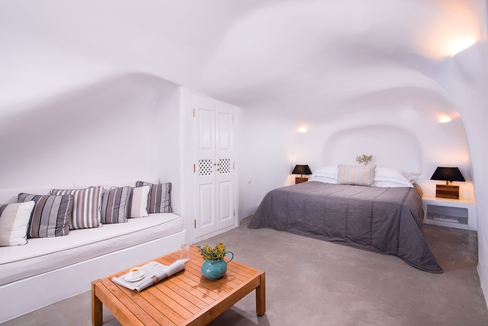 Pezoules of Oia — Hotel rooms in Oia, South Aegean