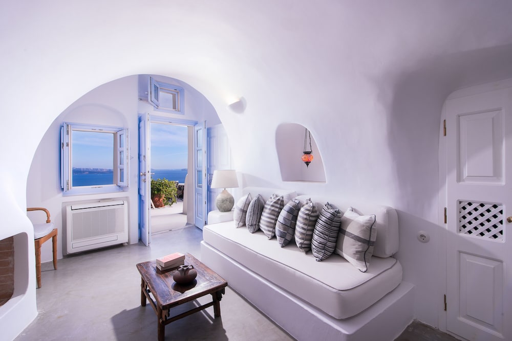 Pezoules of Oia — Hotel rooms in Oia, South Aegean