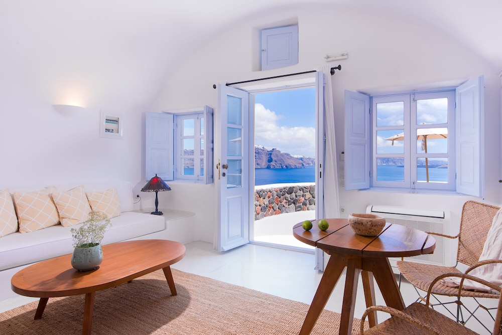 Pezoules of Oia — Hotel rooms in Oia, South Aegean