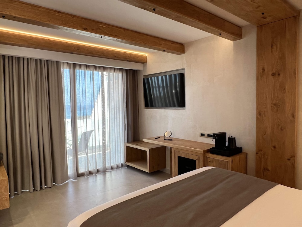 The Noverian Antama Organic Beach Resort Chania with Outdoor Heated Pool — Hotel rooms in Chania