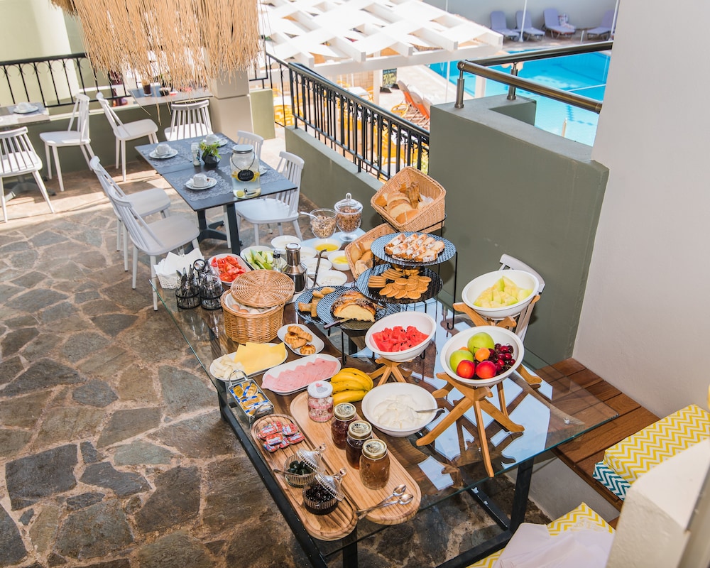 Sunshine Boutique Hotel — Restaurant & bars in Malia
