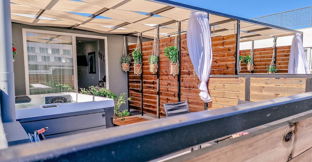 Athenian Montaza Hotel — Hotel rooms in Athens, Attica