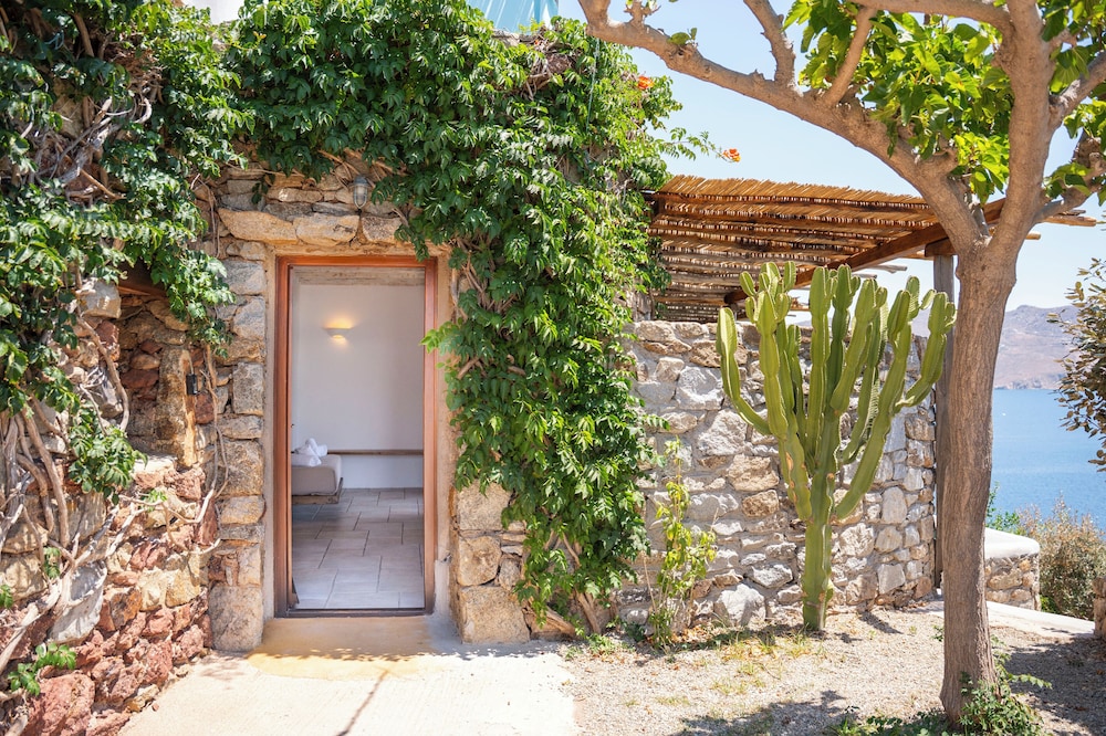 Albatros Club Mykonos — Hotel building in Panormos (Mykonos), South Aegean
