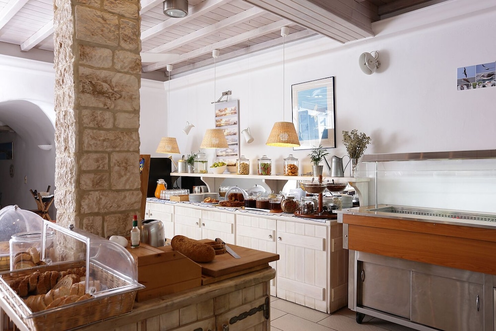 Albatros Club Mykonos — Restaurant & bars in Panormos (Mykonos), South Aegean