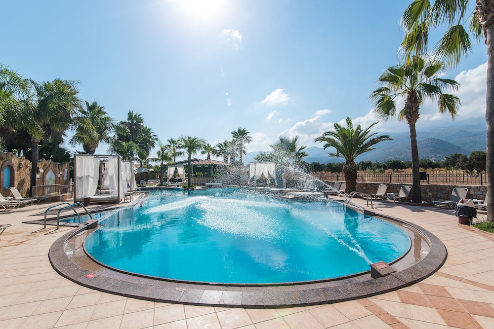 Oasis Studios — Swimming pool in Malia