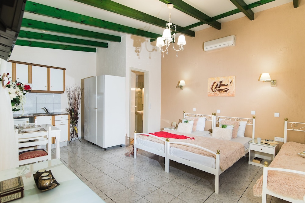 Oasis Studios — Hotel rooms in Malia