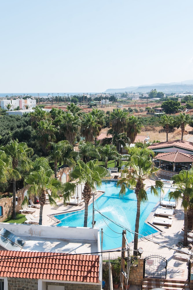 Oasis Studios — Swimming pool in Malia