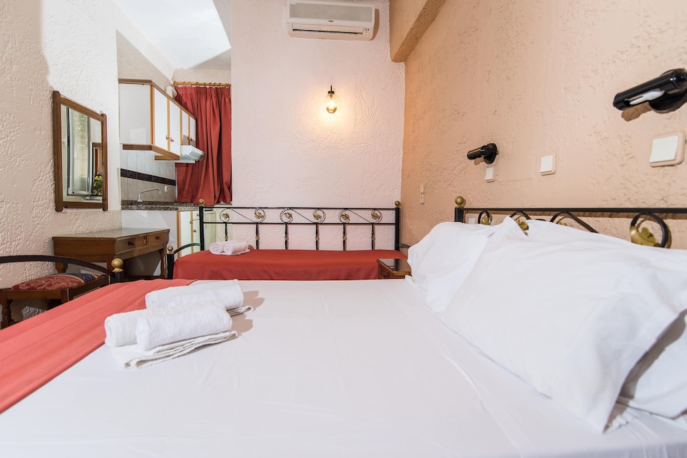 Oasis Studios — Hotel rooms in Malia