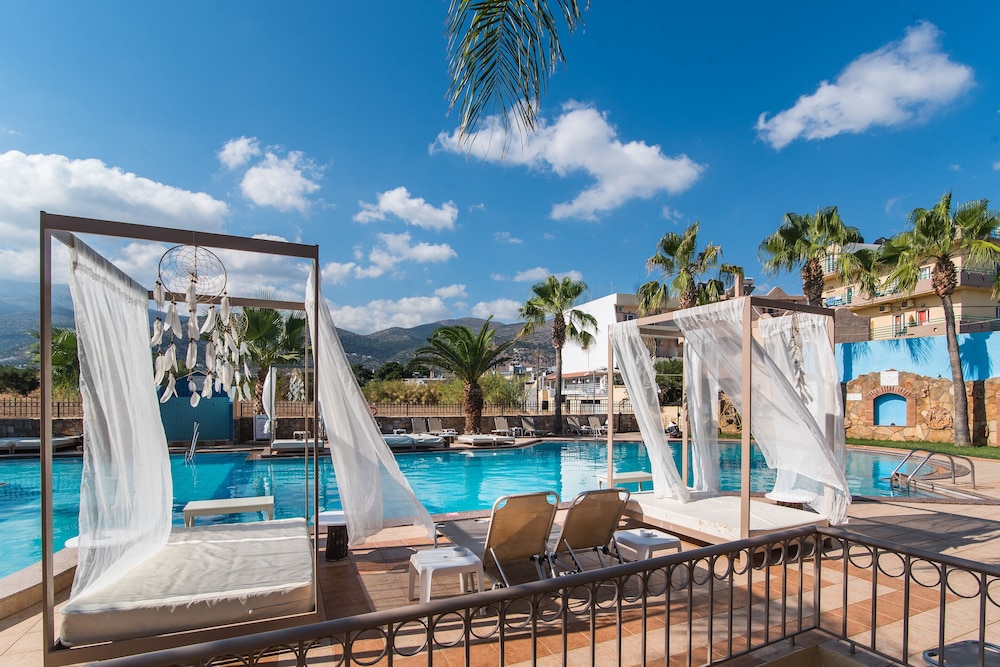 Oasis Studios — Swimming pool in Malia
