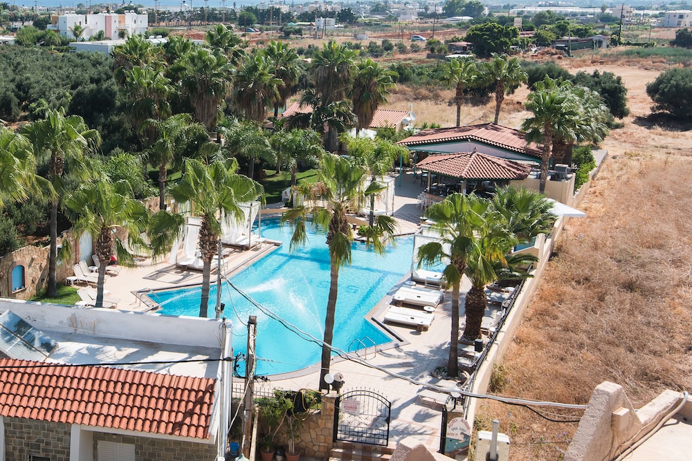 Oasis Studios — Swimming pool in Malia