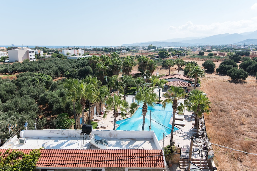 Oasis Studios — Swimming pool in Malia