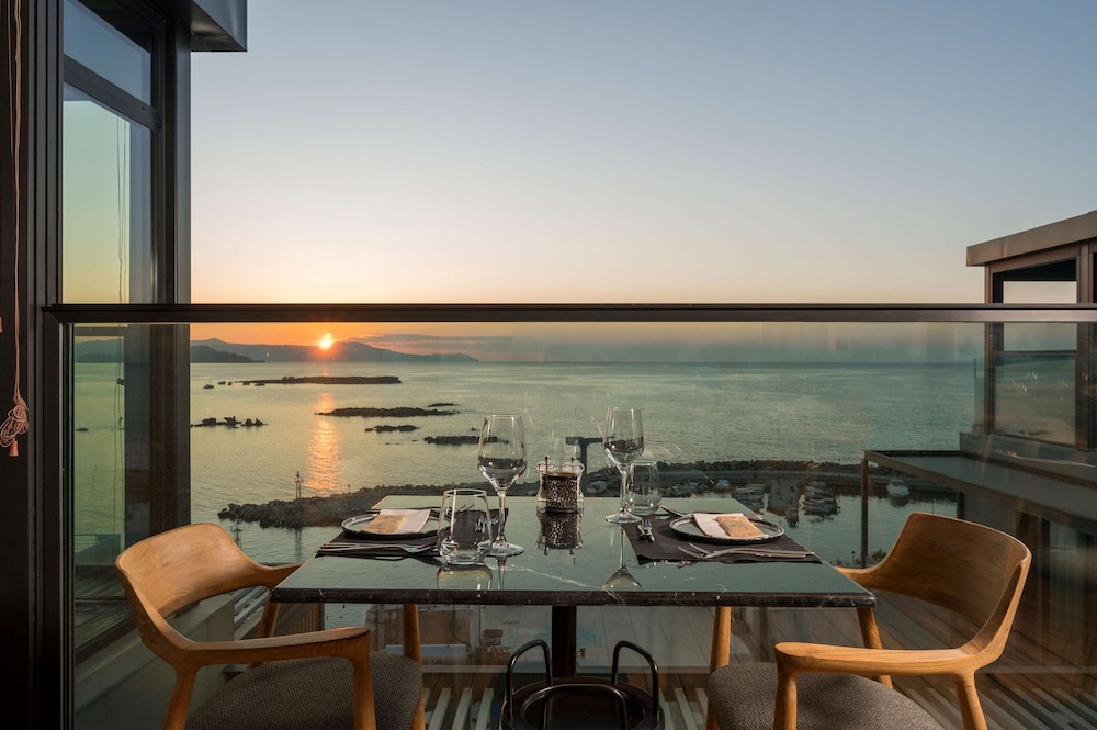 Chania Flair Boutique Hotel, Tapestry Collection by Hilton — Restaurant & bars in Chania