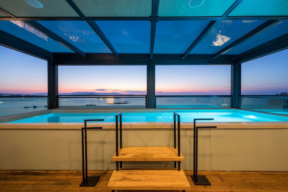 Chania Flair Boutique Hotel, Tapestry Collection by Hilton — Swimming pool in Chania
