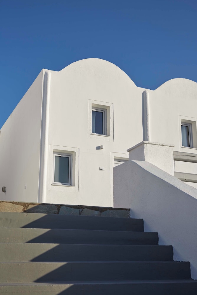 Mr and Mrs White Oia – Santorini — Hotel building in Oia, South Aegean