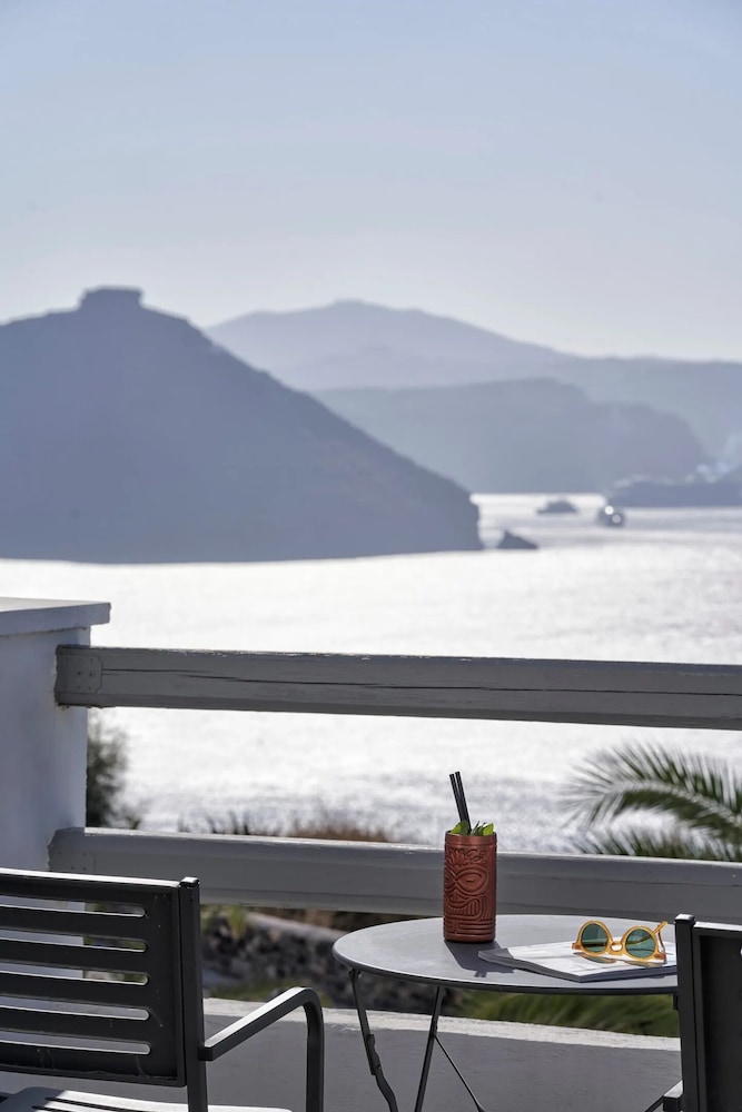 Mr and Mrs White Oia – Santorini — Restaurant & bars in Oia, South Aegean